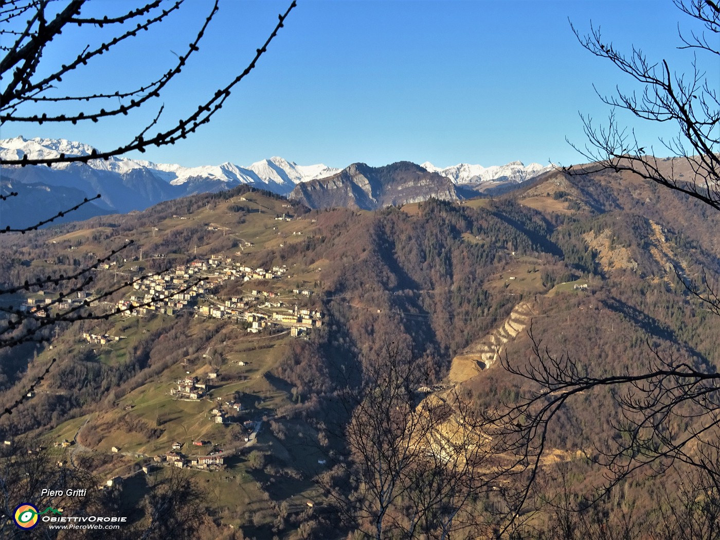 47 Dossena, visibile il ponte tibetano in costruzione.JPG